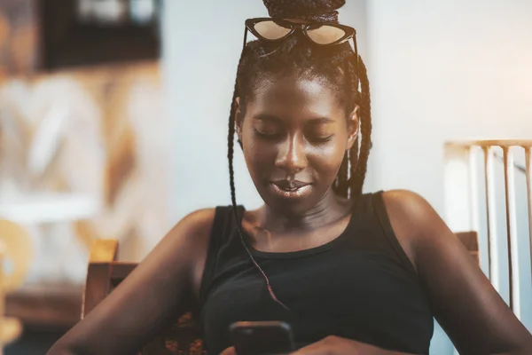 Menina Africana Deslumbrante Uma Camiseta Preta Com Cabelo Trançado Está — Fotografia de Stock