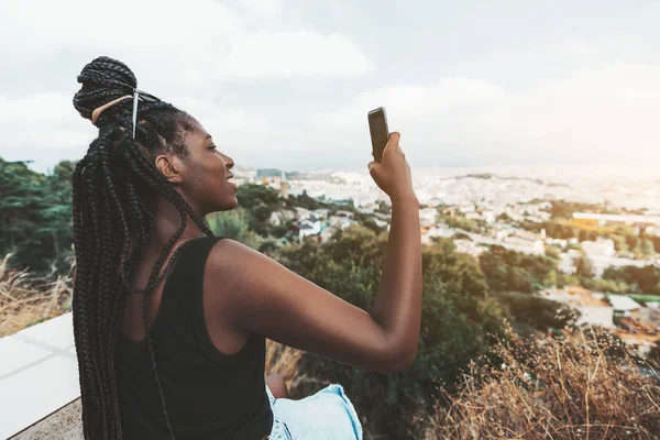 Bir Neşeli Şirin Afrikalı Kız Inanılmaz Akşam Cityscape Onun Smartphone — Stok fotoğraf