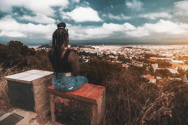 Vista Posteriore Una Giovane Donna Africana Con Capelli Intrecciati Seduta — Foto Stock