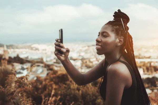 黑人女孩拍摄城市景观 — 图库照片