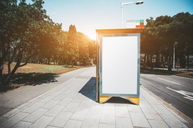 Poster mock-up dışında otobüs durağı