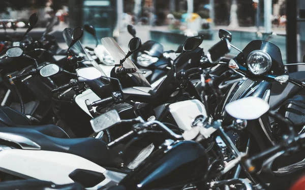 Mnóstwo motocykli zaparkowanych na zewnątrz — Zdjęcie stockowe