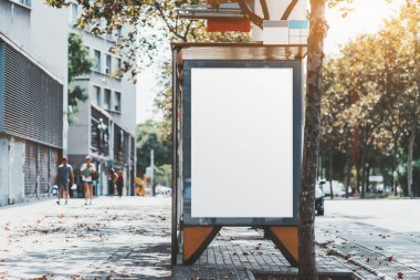 Boş ad poster mockup otobüs durağı