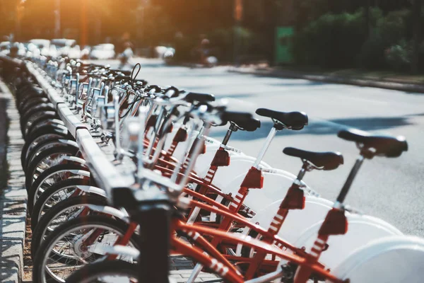 Rij van rode huurfietsen buitenshuis — Stockfoto