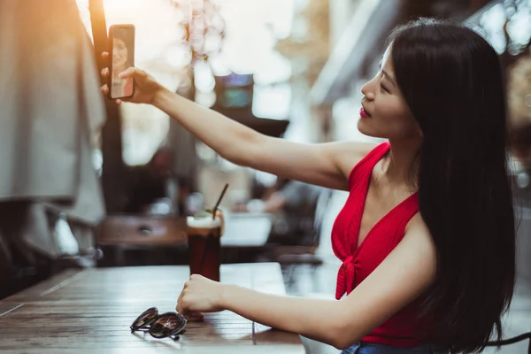 Menina asiática fazendo selfie no celular — Fotografia de Stock