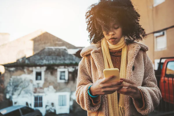 African-American girl on the street — Stock Photo, Image