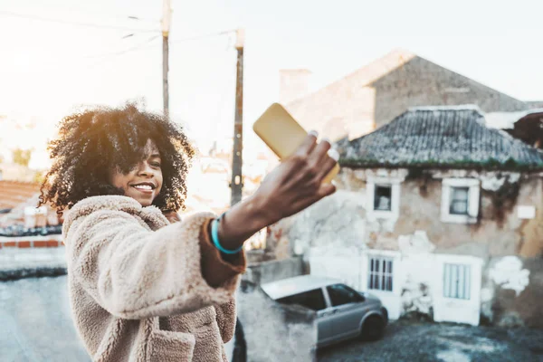 Ragazza dai capelli ricci sta prendendo un selfie — Foto Stock