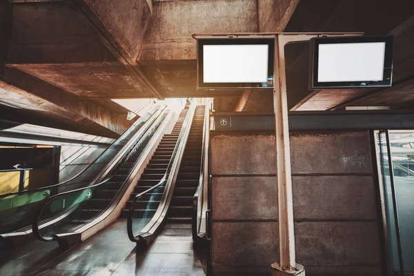 Terminal de transporte con escaleras mecánicas — Foto de Stock