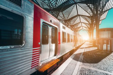 Tren istasyonu depo üzerinde tren