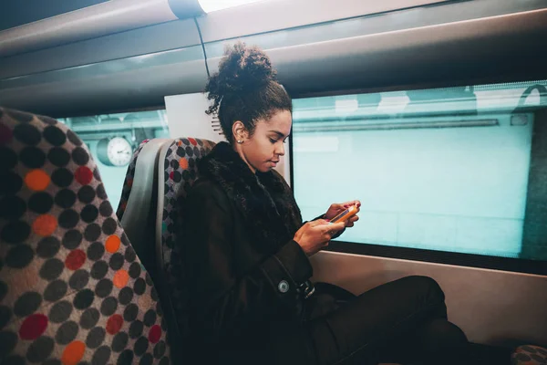 Cep telefonu, banliyö tren ile kız — Stok fotoğraf