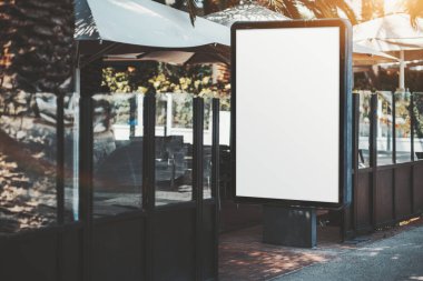Bilgi: poster mockup sokak kafe yakınındaki