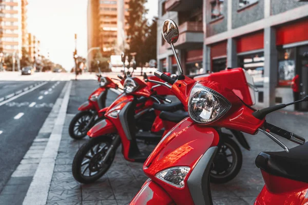 The row of red delivery motorbikes — Stock Photo, Image