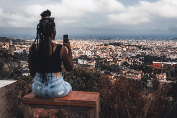 Black girl photographing cityscape — Stock Photo, Image