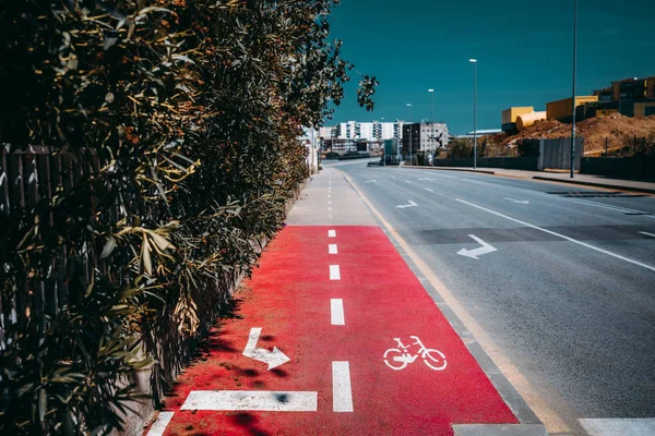 Straße mit Markierung auf roter Fläche — Stockfoto