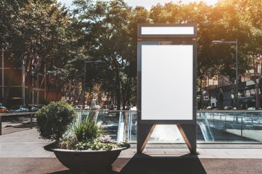 Afiş sahte metro girişine yakın kadar