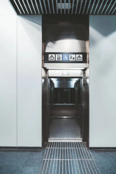 Um elevador moderno dentro de um aeroporto — Fotografia de Stock