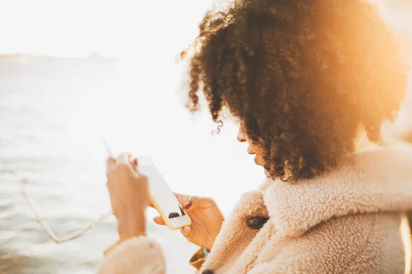 Curly-hair girl with cellphone — Stock Photo, Image