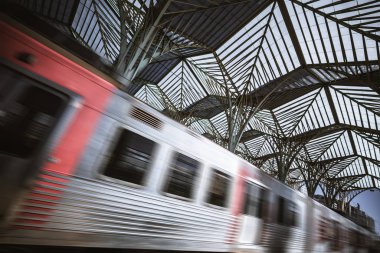Bulanık tren istasyonu tarafından geçen