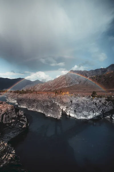 Doppelter Regenbogen in den herbstlichen Bergen — Stockfoto