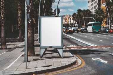 Boş poster mockup road yakınındaki