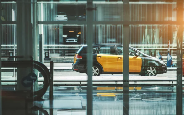 Cab in de buurt van een luchthaven terminal gevel — Stockfoto