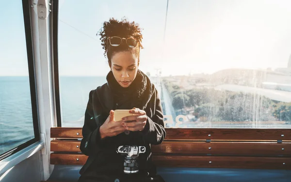 Uma menina turística na cabine do teleférico — Fotografia de Stock