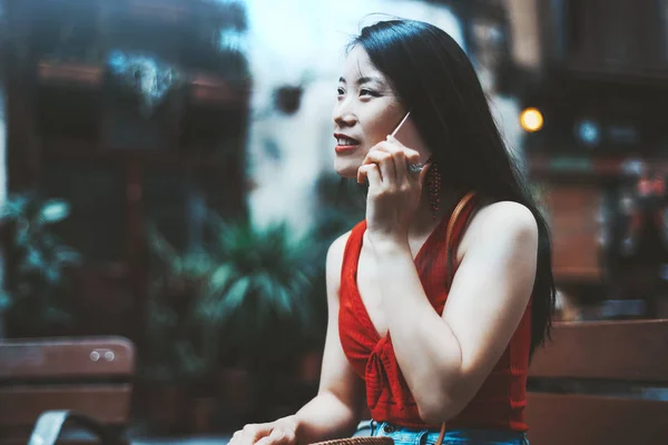 Uma fêmea asiática está telefonando ao ar livre — Fotografia de Stock