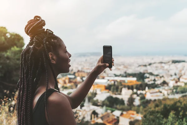 Чорна дівчина фотографує міський пейзаж — стокове фото