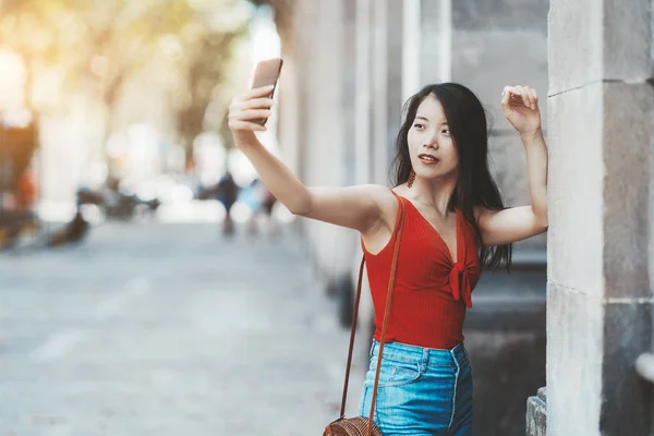 Asian woman taking selfie outdoors — Stock Photo, Image