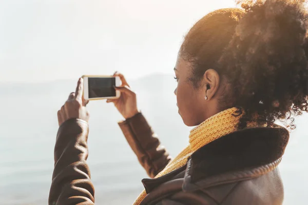 Afro-American girl photographing sea — Stock Photo, Image