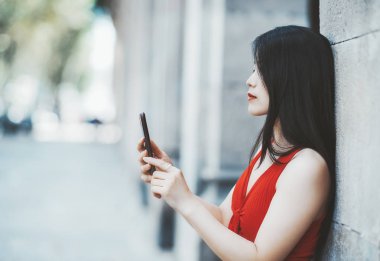 Asyalı kadın ile cep telefonu açık havada