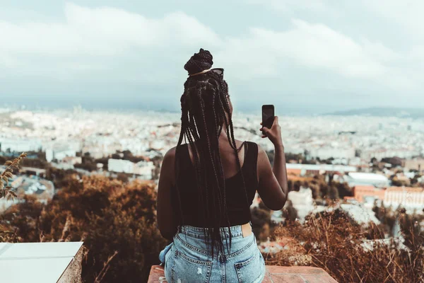 Black girl photographing a cityscape — Stock Photo, Image