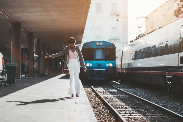 Svart flicka på tågstationen — Stockfoto