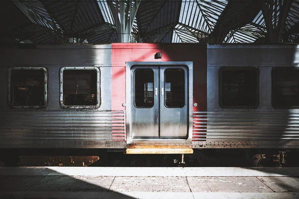 現代プラットホームの鉄道車 — ストック写真