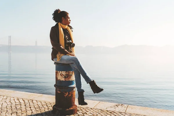 Biracial tourist girl on the quay — Stock Photo, Image