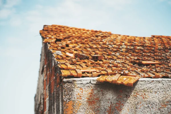 Um velho telhado de azulejos — Fotografia de Stock