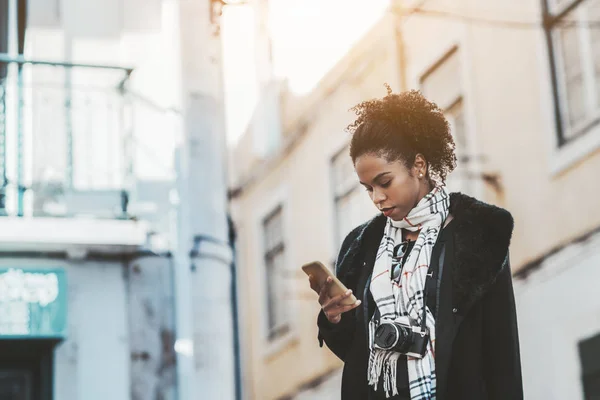 Una chica turística con el teléfono inteligente —  Fotos de Stock