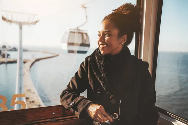 Carino ragazza turistica utilizzando la funivia — Foto Stock