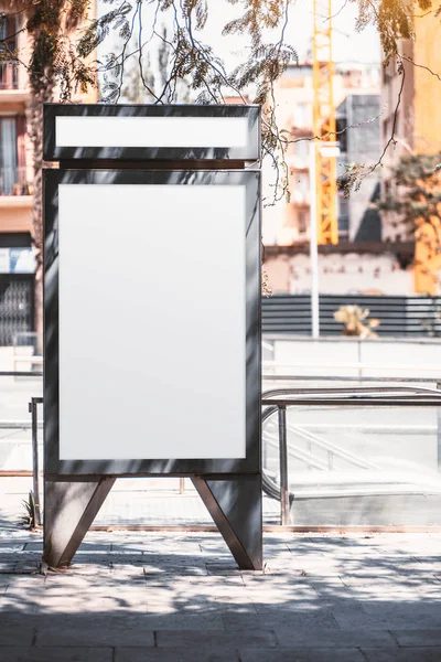 Una maqueta de póster en entornos urbanos — Foto de Stock