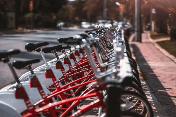 Вуличний ряд червоних орендних велосипедів — стокове фото