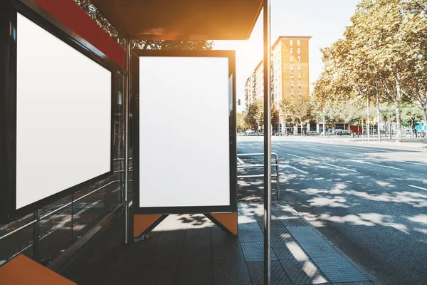 Plakatattrappen in einer Bushaltestelle — Stockfoto