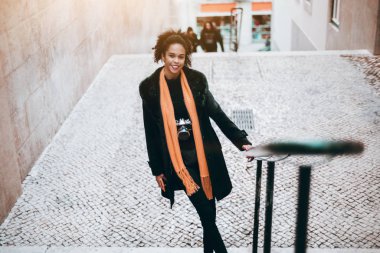 Brezilyalı kadın turist merdivenlerde