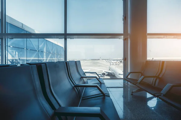 Bandara menunggu aula dengan kursi — Stok Foto