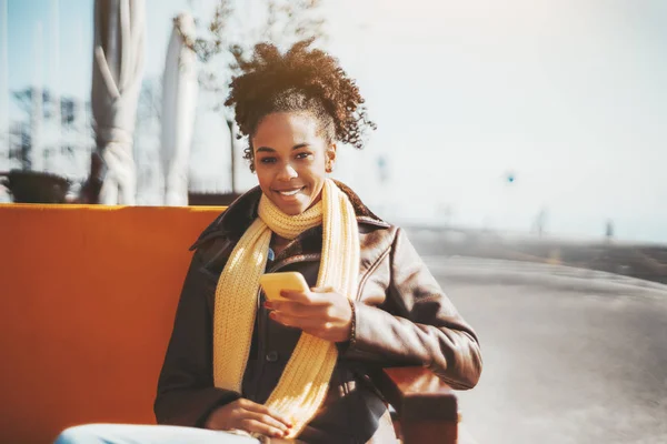 Mixed girl with smartphone outdoors — Stock Photo, Image