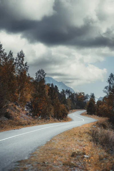 Une route lunatique dans les montagnes d'automne — Photo