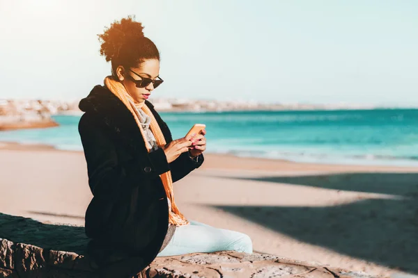 Biracial chica al aire libre cerca de un río —  Fotos de Stock