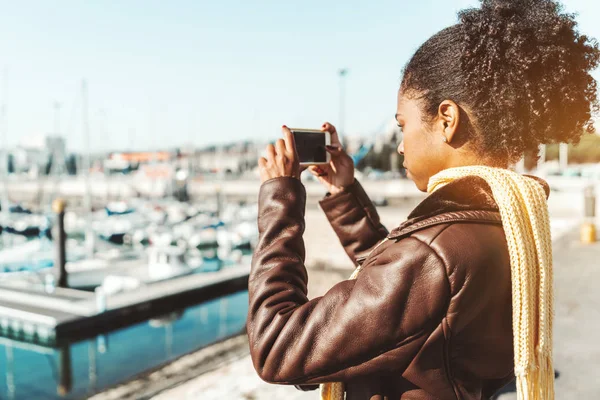 Biracial ragazza fotografare molo — Foto Stock