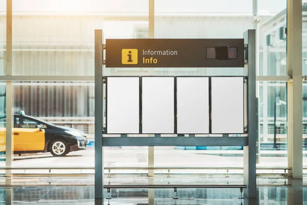 Mockup van infoschermen op een luchthaven — Stockfoto
