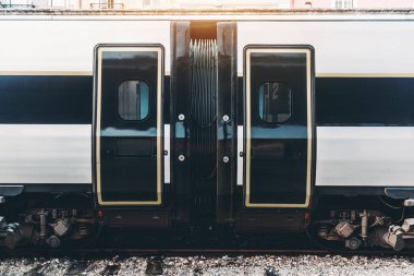 İki tren vagonunun katılma alanı
