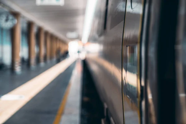 Suburban train on the platform — Stock Photo, Image